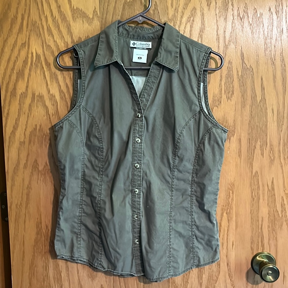 Columbia sleeveless button up top Women’s size M